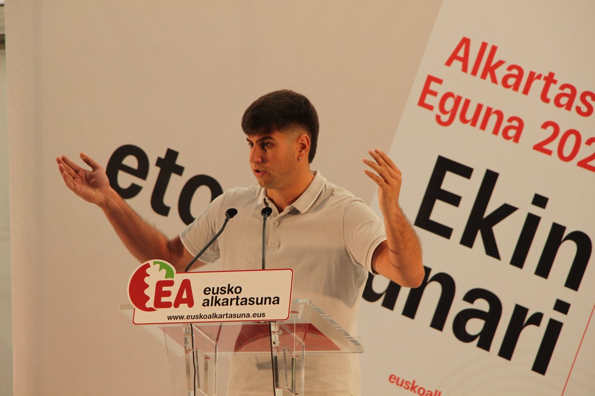 ealkartasuna's tweet photo. 🔴 Eusko Alkartasunaren ustez, "estatus berri bati buruz hitz egiteko zume nahikoak daude"

▶️ EAJ “bi uren artean” ikusten du, eta PSEri gogorarazi dio erabakitzeko eskubidearen aurkako bere jarrera gutxiengoarena dela.

https://t.co/wGUOJ0RuW8

#EkinEtorkizunari https://t.co/uTS26ipL4J