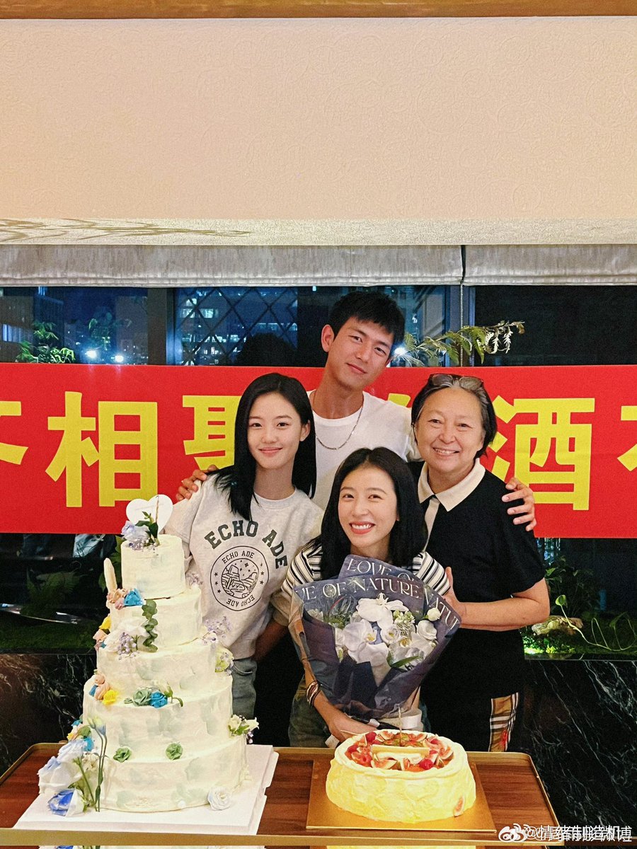 winnerslay_'s tweet photo. #WillLoveInSpring the young the zhuang jie in a drama name #DuLan so pretty 
Chen Maidong Grand Ma Chen
Im so happy finally they reunite 
#zhouyutong #lixian https://t.co/aiiFU0cOwr