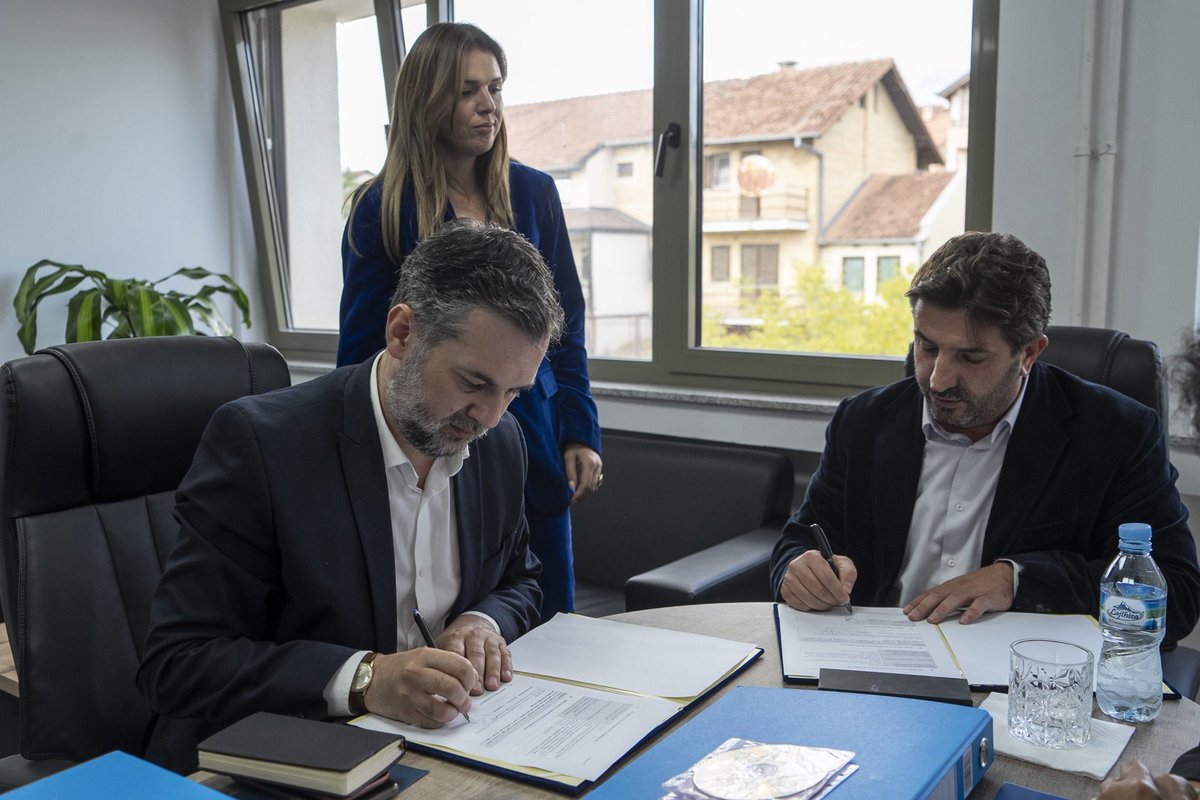 Serbia's culturicide in Kosova 1998-1999

Over 1780 monuments, 1.7 million books, dozens of libraries, hundreds of artworks destroyed, thousands of artifacts and archival materials looted. We've submitted the findings of the State Commission to the Kosova War Crimes Institute.