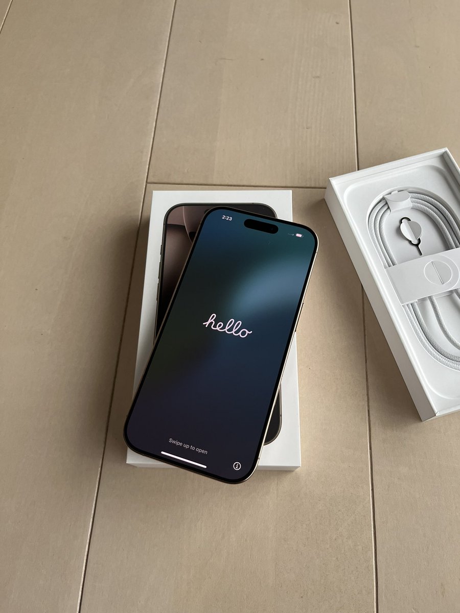 pcdrbit's tweet image. iPhone 16pro 新色デザートチタニューム、
テカテカしてないゴールドです。
男女問わずで良い感じかな
自然光での撮影です
#iPhone16Pro