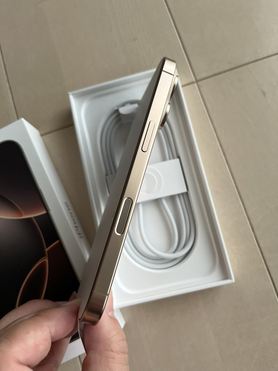 pcdrbit's tweet image. iPhone 16pro 新色デザートチタニューム、
テカテカしてないゴールドです。
男女問わずで良い感じかな
自然光での撮影です
#iPhone16Pro