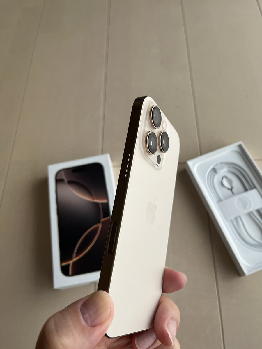 pcdrbit's tweet image. iPhone 16pro 新色デザートチタニューム、
テカテカしてないゴールドです。
男女問わずで良い感じかな
自然光での撮影です
#iPhone16Pro