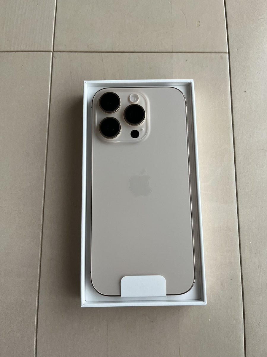 pcdrbit's tweet image. iPhone 16pro 新色デザートチタニューム、
テカテカしてないゴールドです。
男女問わずで良い感じかな
自然光での撮影です
#iPhone16Pro