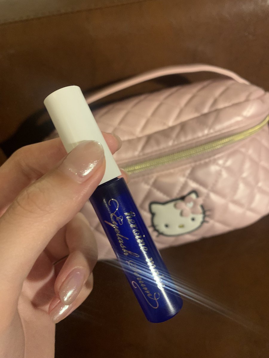 pipipichameee's tweet photo. ラッシュアディクトの色素沈着が気になってしばらくやめてるんだけど、ヒロインメイクのアイラッシュセラム（1300円）に変えたら謙遜なくぐんぐん伸びて慄いてる。何ですかこれは、、？ https://t.co/8mJdjWuYhw