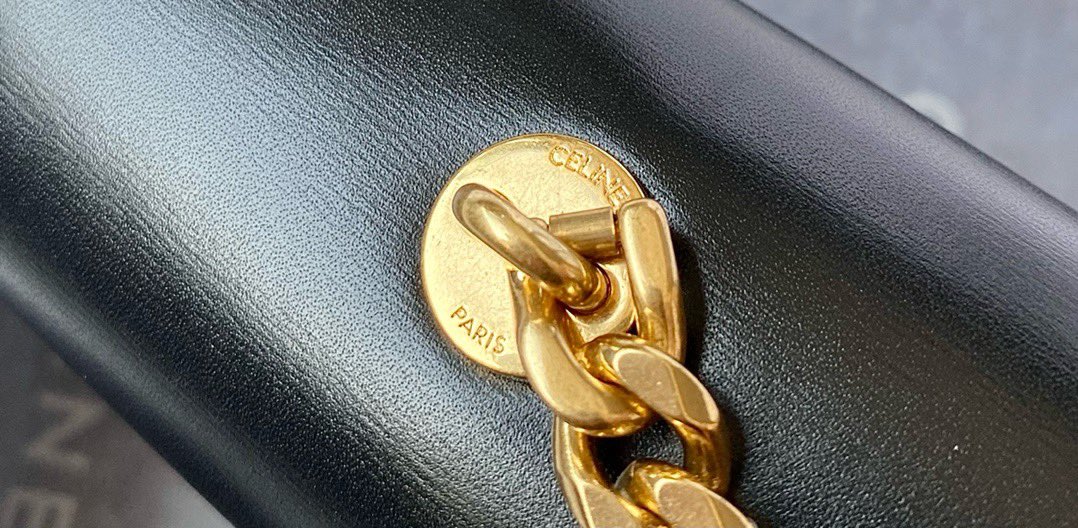 Peihuangshoes's tweet photo. #CELIN #Triomphe new chain underarm bag from the show, very elegant and not picky about height, can be salty or sweet [grin] zp with natural fine toothpick pattern box leather; all-steel hardware; ; size: 33*13*5 https://t.co/hF02Xvg4TY