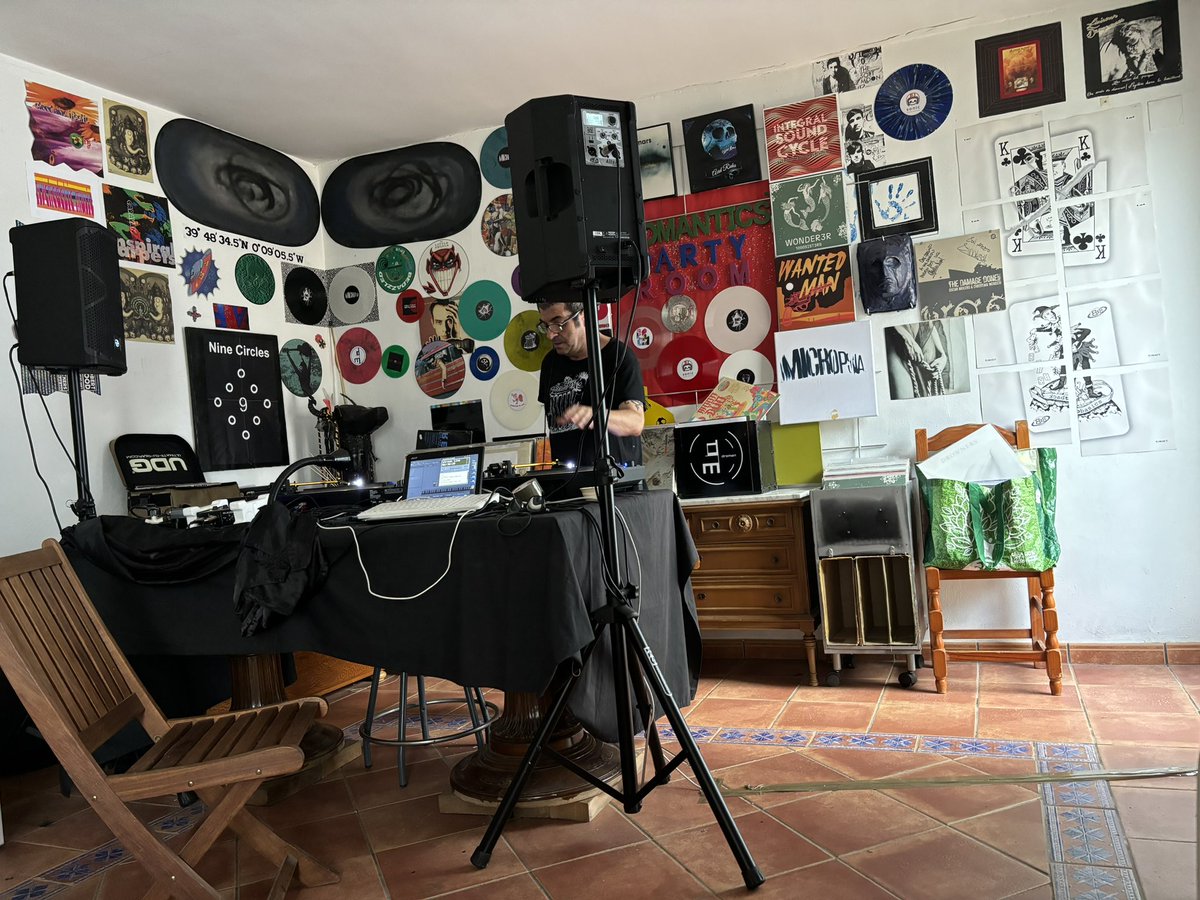 DromanRecords's tweet photo. A los platos de la party room el señor PedroBol https://t.co/6RUKJbiBS8