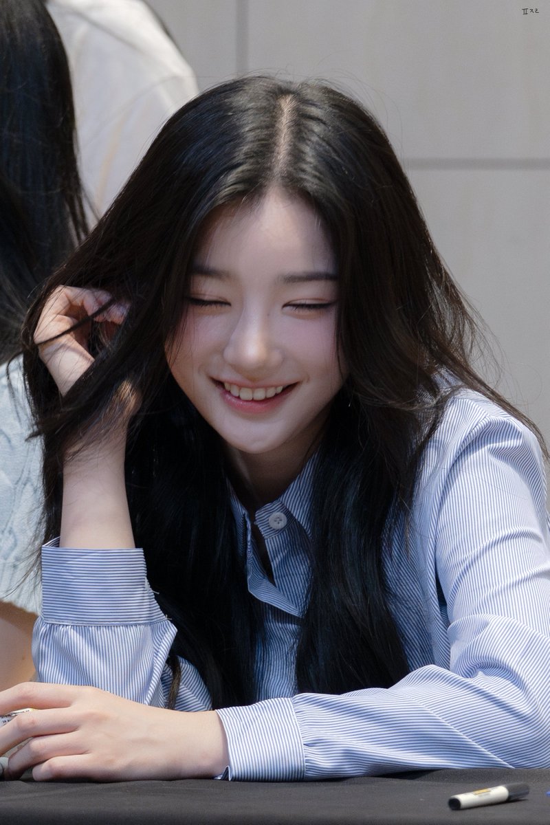 240825 에버라인

웃는게 조아~~~ 🩷🩷🩷🩷

#트리플에스 #tripleS 
#김유연 #YooYeon