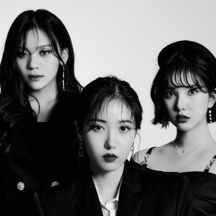 kpopinspired1's tweet photo. seeing how IU included gfriend and viviz in the vcr of the artists she respects (+ she contacted them), makes me feel sooo emotional.

gfriend will always be a one-of-a-kind group. their achievements &amp; legacy will speak for themselves. they really did great — a lifetime group. 🤍 https://t.co/tQLFYhboFH