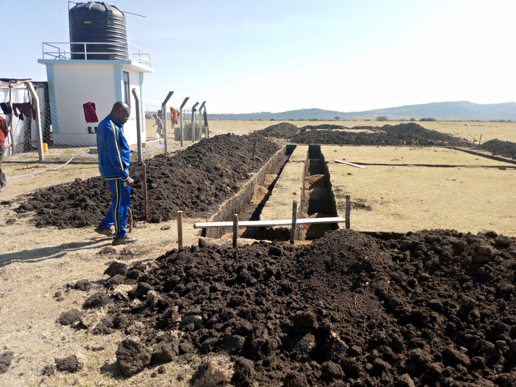 DcNgorongoro's tweet photo. Mkuu wa Wilaya ya  Ngorongoro -Kanali Wilson Sakulo leo tarehe 22 Septemba 2024 ametembelea Eneo la Ujenzi wa Shule mpya ya Sekondari ya Kata ya  #Maaloni ulionza ambapo serikali ilitoa Tsh milioni 580 kupitia mradi wa  SEQUP na kuridhishwa na  hatua za awali za Ujenzi https://t.co/UlORrRHZTk