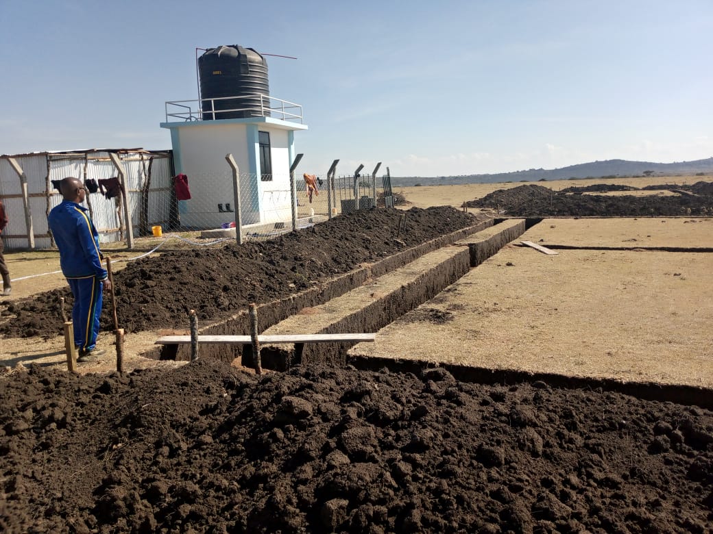 DcNgorongoro's tweet photo. Mkuu wa Wilaya ya  Ngorongoro -Kanali Wilson Sakulo leo tarehe 22 Septemba 2024 ametembelea Eneo la Ujenzi wa Shule mpya ya Sekondari ya Kata ya  #Maaloni ulionza ambapo serikali ilitoa Tsh milioni 580 kupitia mradi wa  SEQUP na kuridhishwa na  hatua za awali za Ujenzi https://t.co/UlORrRHZTk