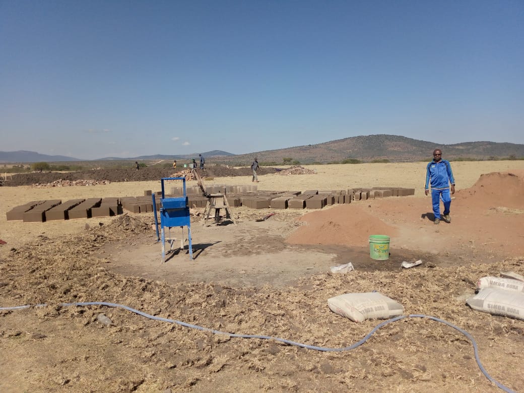 DcNgorongoro's tweet photo. Mkuu wa Wilaya ya  Ngorongoro -Kanali Wilson Sakulo leo tarehe 22 Septemba 2024 ametembelea Eneo la Ujenzi wa Shule mpya ya Sekondari ya Kata ya  #Maaloni ulionza ambapo serikali ilitoa Tsh milioni 580 kupitia mradi wa  SEQUP na kuridhishwa na  hatua za awali za Ujenzi https://t.co/UlORrRHZTk