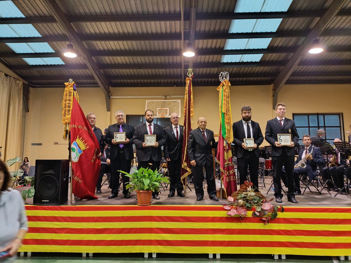 BandaMscaTeruel's tweet photo. Ayer fue uno de esos días en los que disfrutamos de la música de banda y del buen ambiente que reina entre las agrupaciones de la provincia de Teruel. 
Gracias a la Banda de Mosqueruela por acogernos y organizar un gran encuentro. Enhorabuena a todas las Bandas participantes https://t.co/6rBwvX7vrS