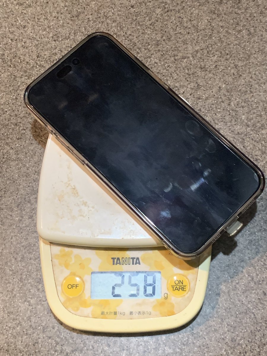 kikuling's tweet image. 久々にiPhone5の電源入れてみたけど、まだ使えるな！（ディスプレイは黄ばんでいる・・・）。しかし15promaxとの比較、重さ258gと113gって2倍以上の差があるんだなあ。かカメラの写りが古いコンデジっぽくて良い！
＃iPhone5