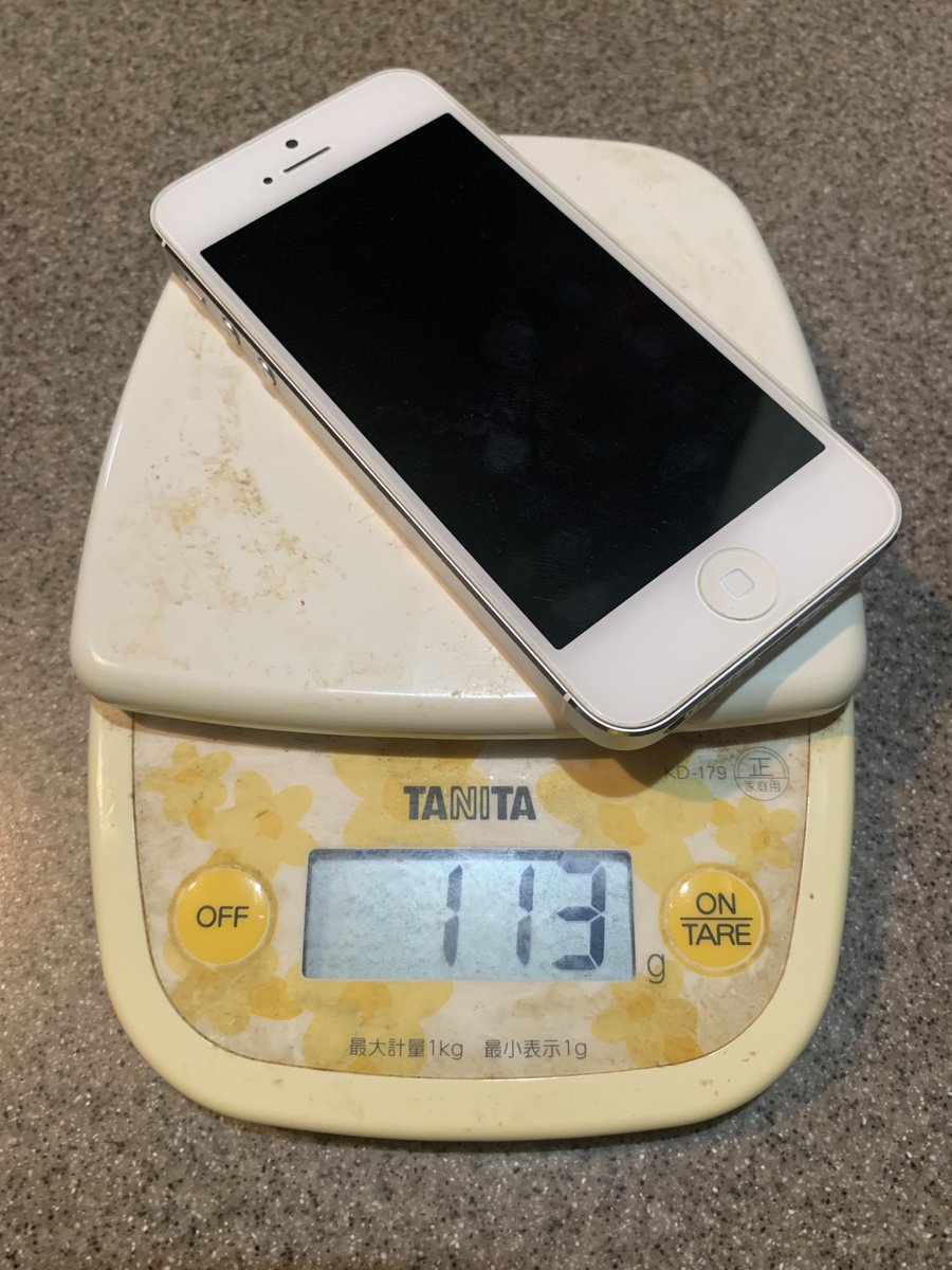 kikuling's tweet image. 久々にiPhone5の電源入れてみたけど、まだ使えるな！（ディスプレイは黄ばんでいる・・・）。しかし15promaxとの比較、重さ258gと113gって2倍以上の差があるんだなあ。かカメラの写りが古いコンデジっぽくて良い！
＃iPhone5