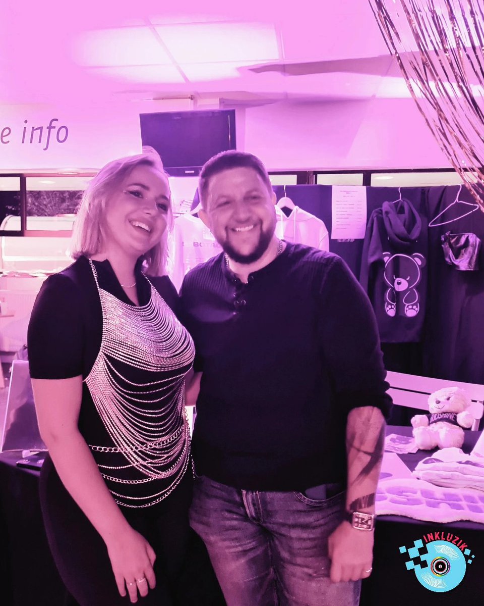 gwenbzh's tweet photo. In real life finally ✨
Après plus de 700km et 4 ans de fidélité : rencontre enfin avec @ChiaraMusicOff et la famille @17CRecords, partenaire d'Inkluzik (une amitié qui perdure 🎶🩵🩷🤍) https://t.co/SXhfgyXgQD