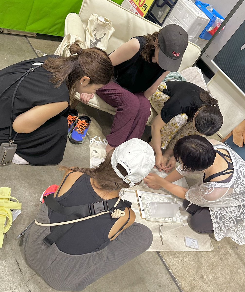 KANAE YAMASHITA (@kanae_jewelry) on Twitter photo <a href="/yogafest/">Yogafest / ヨガフェスタ【公式】</a> 2024
2日目ありがとうございました🪷
トゥリングのご試着、サイズ合わせ🦶🏻どの指にどのリングにしようか迷っているお客様との時間がとても楽しくて🥰
まるでJKの集まりみたい~新しい女子会です💗
迷うことができるって、幸せかもって思える時間でした✴︎
ラスト1日よろしくお願いします🧘🏻 <a href="/yogafest/">Yogafest / ヨガフェスタ【公式】</a> 2024
2日目ありがとうございました🪷
トゥリングのご試着、サイズ合わせ🦶🏻どの指にどのリングにしようか迷っているお客様との時間がとても楽しくて🥰
まるでJKの集まりみたい~新しい女子会です💗
迷うことができるって、幸せかもって思える時間でした✴︎
ラスト1日よろしくお願いします🧘🏻