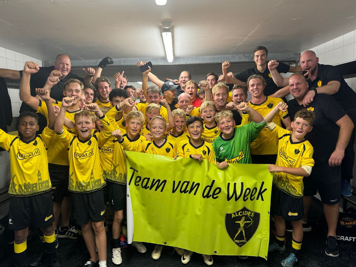 Ons team van de week JO11-1 heeft de eerste overwinning in de competitie meegevierd met de mannen 💛🖤💪🏼