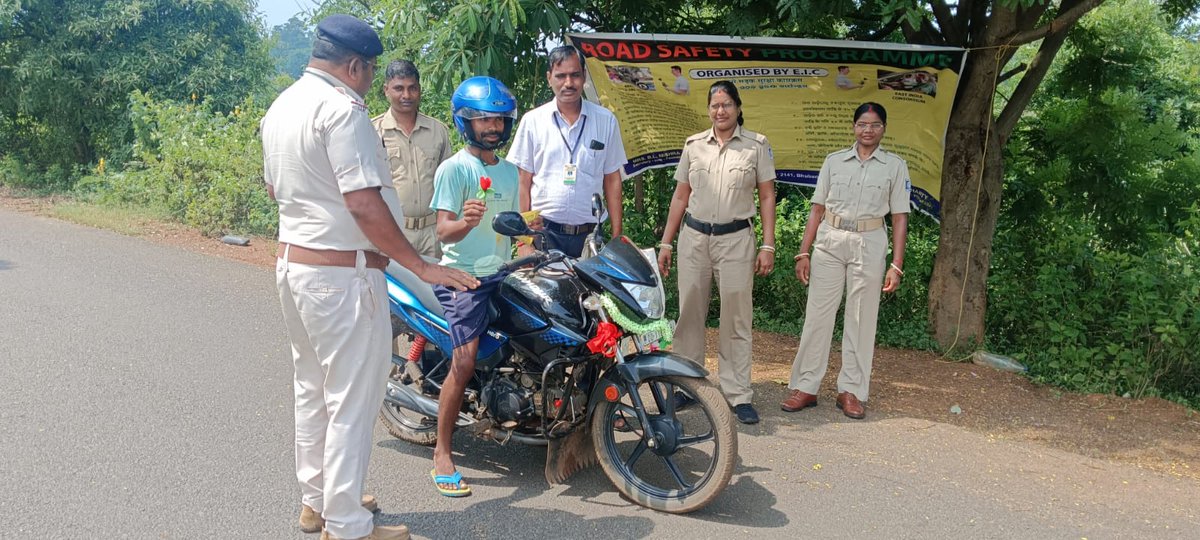 spmayurbhanj's tweet photo. Badampahad police along with East India Consortium (EIC), BBSR conducted a Road safety Awareness program at Badampahad PS area and sensitised the local people.
#Use_Helmet
#Use_Seatbelts
#Obey_Traffic_Rules
#RoadSafetyAwareness https://t.co/s5PjE4XktG