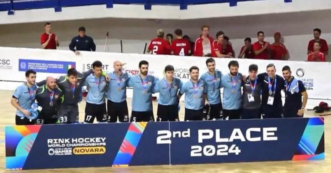 Suarez_Gatto's tweet photo. @RodrigoRomano76 buen día Rodrigo, soy parte de la selección Uruguaya de hockey sobre patines que ayer salió x 2da vez vice campeón mundial de su categoría. Se que tenés miiles de estos pedidos pero tenemos 0 difusión y el mínimo apoyo. Te agradezco mucho. Abrazo https://t.co/v1coVWlBu5
