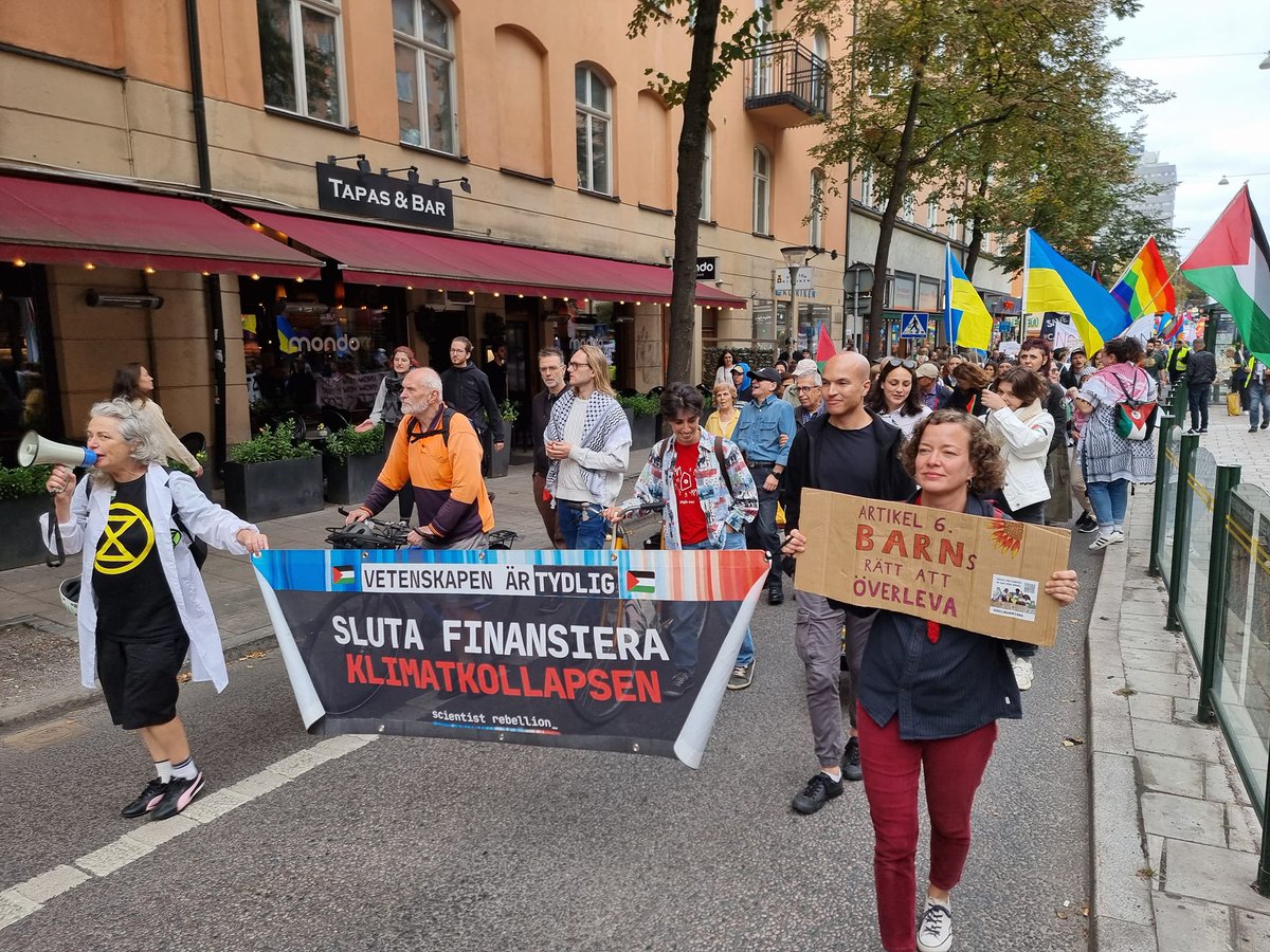 Scientist Rebellion Sweden @sr-sweden.bsky.social (@sr_sweden) on Twitter photo Avkolonisering. Klimaträttvisa. Antifascism - @Peoplenotprofit!
I en enad kamp för klimaträttvisa & mänskliga rättigheter demonstrerar rörelser tillsammans, i solidaritet med #Kurdistan #Palestina, Östturkestan, Kongo #Sápmi & alla förtryckta folk. <a href="/ScientistRebel1/">Scientist Rebellion</a> var med! Avkolonisering. Klimaträttvisa. Antifascism - @Peoplenotprofit!
I en enad kamp för klimaträttvisa & mänskliga rättigheter demonstrerar rörelser tillsammans, i solidaritet med #Kurdistan #Palestina, Östturkestan, Kongo #Sápmi & alla förtryckta folk. <a href="/ScientistRebel1/">Scientist Rebellion</a> var med!