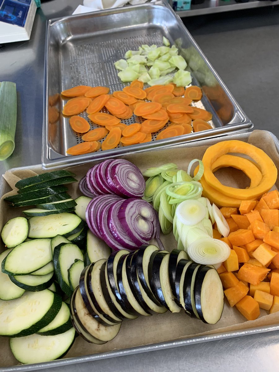 PambourSarah's tweet photo. So happy with my patients HCH Home Grown Vegetable Pie for lunch today!
All home grown apart from bn squash and broccoli stalks(needed using and we #lovefoodhatewaste!) #BritishFoodFortnight #PieChallenge @LoveBritishFood https://t.co/Rdd8M6aiPC