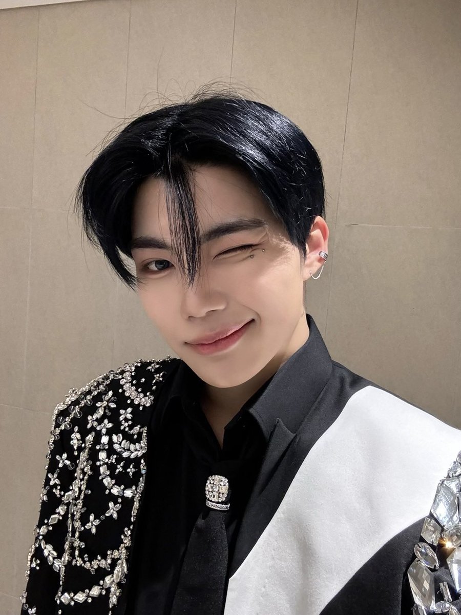 ZB1_official's tweet image. _💌

제로즈 ! 한국 콘서트 잘 마무리할 수 있게 해줘서 너무 고마워요 3일간 공연장을 가득 채운 제로즈의 함성과 열기가 저를 너무 행복하게 만들었어요 언제나처럼 같이 웃고 같이 행복한 날들 만들어가요 사랑해요💙

#PARKGUNWOOK #박건욱
#ZEROBASEONE #ZB1 #제로베이스원