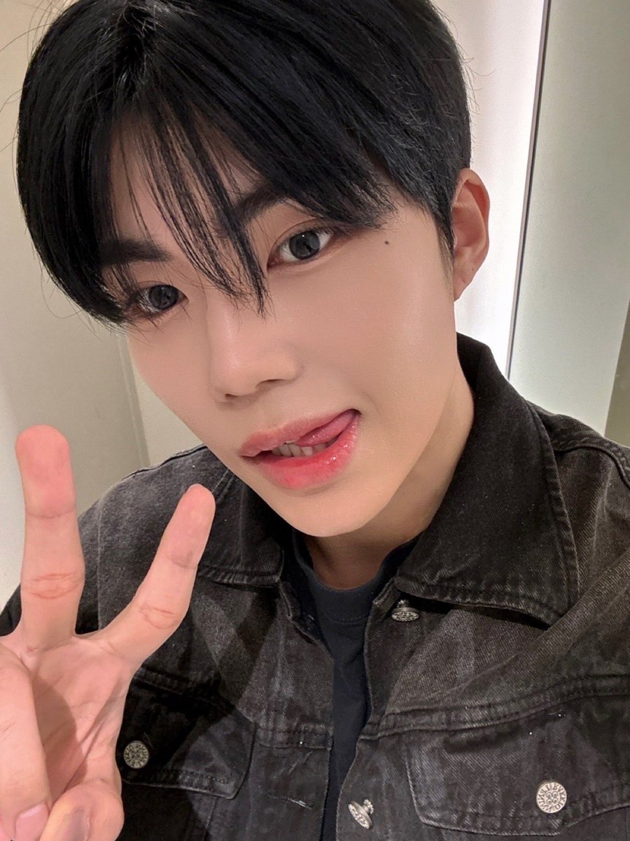 ZB1_official's tweet image. _💌

제로즈 ! 한국 콘서트 잘 마무리할 수 있게 해줘서 너무 고마워요 3일간 공연장을 가득 채운 제로즈의 함성과 열기가 저를 너무 행복하게 만들었어요 언제나처럼 같이 웃고 같이 행복한 날들 만들어가요 사랑해요💙

#PARKGUNWOOK #박건욱
#ZEROBASEONE #ZB1 #제로베이스원