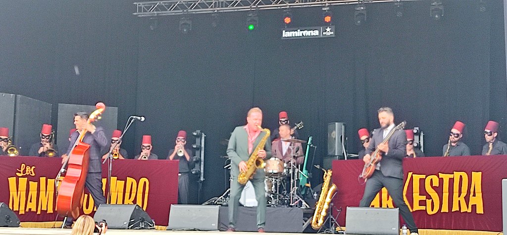 pili_turon's tweet photo. Vermut 🎷🎺🎸 amb la #MamboJamboArkestra a @salalamirona #musicaendirecte https://t.co/m2xELpElno
