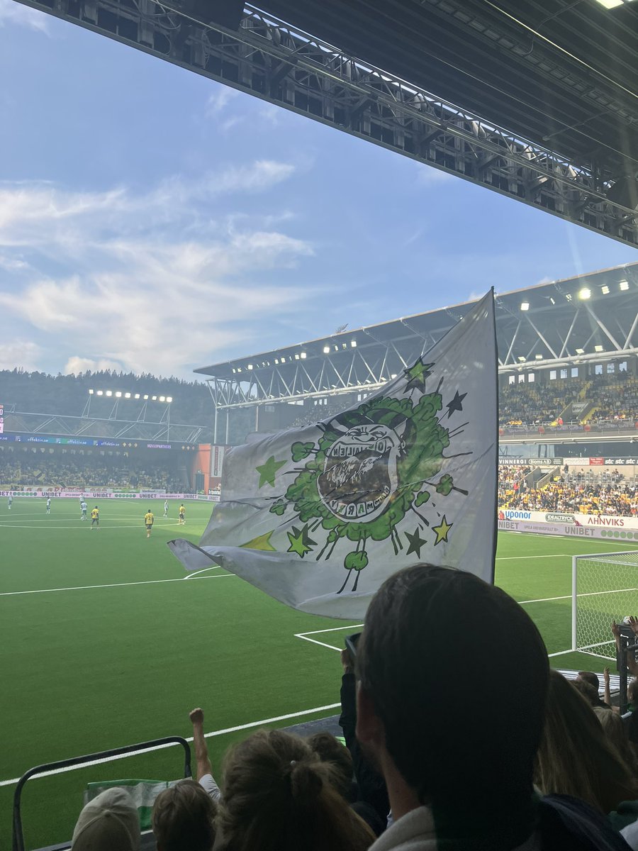 MatsSaari's tweet photo. 0-0 men en trevlig dag trots allt i Ellos med 🍺 @per_ronnback #bajen https://t.co/4V15P8VZFg