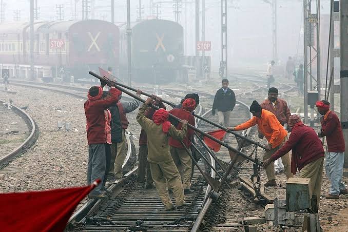 MeenaBalluram's tweet photo. #Justice_For_Trackman 
#Ldce_Open_To_Trackman
#Give_Rakshak_Device
#Hardrisk_Allowance_4100_6000
@PMOIndia
@RailMinIndia 
@FinMinIndia
@nsitharaman 
@PTI_News 
@aajtak 

LDCE से सभी को समान अवसर,रक्षक डिवाइस से जीवनदान https://t.co/Hbxumj7Ucb