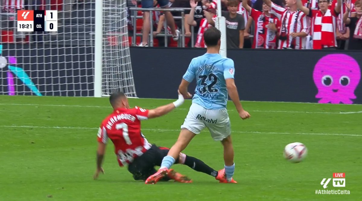 🖥️💥 El VAR la vuelve a tomar con el Celta de Vigo.

👉🏻 Berenguer clava los tacos en la cara interna del tobillo de Javier Rodríguez.

❌ ES ROJA DIRECTA.

▪️ Se trata de una acción de juego brusco grave que pone en peligro la integridad del defensor.