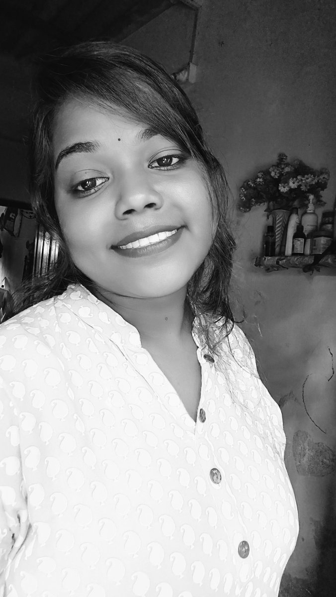फिर सोचता हूँ 
अनगिन बार सोचता हूँ
 पानी-सा तुम्हारा प्रेम 
मैं कब तक संभाले रख पाऊँगा

जबकि भाषा को संभालना
 सीख रहा हूँ अब भी ।

|शहंशाह आलम|

#जोहार 🙏🏻