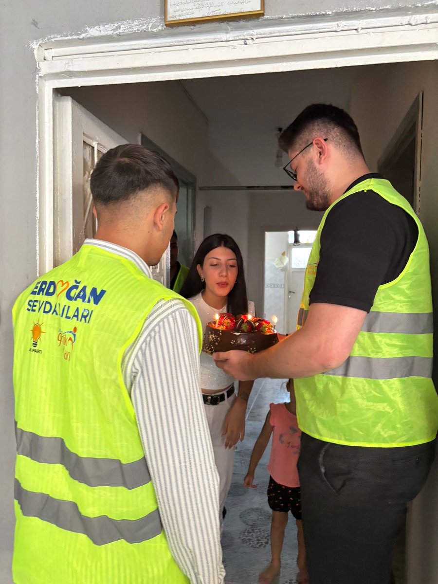 onderryucel's tweet photo. 18 yaşına yeni giren Eylül kardeşimize çat kapı ziyaret yaptık☺️

AK Gençlik her anında, hep yanında💚 https://t.co/xpEv2LK4HF