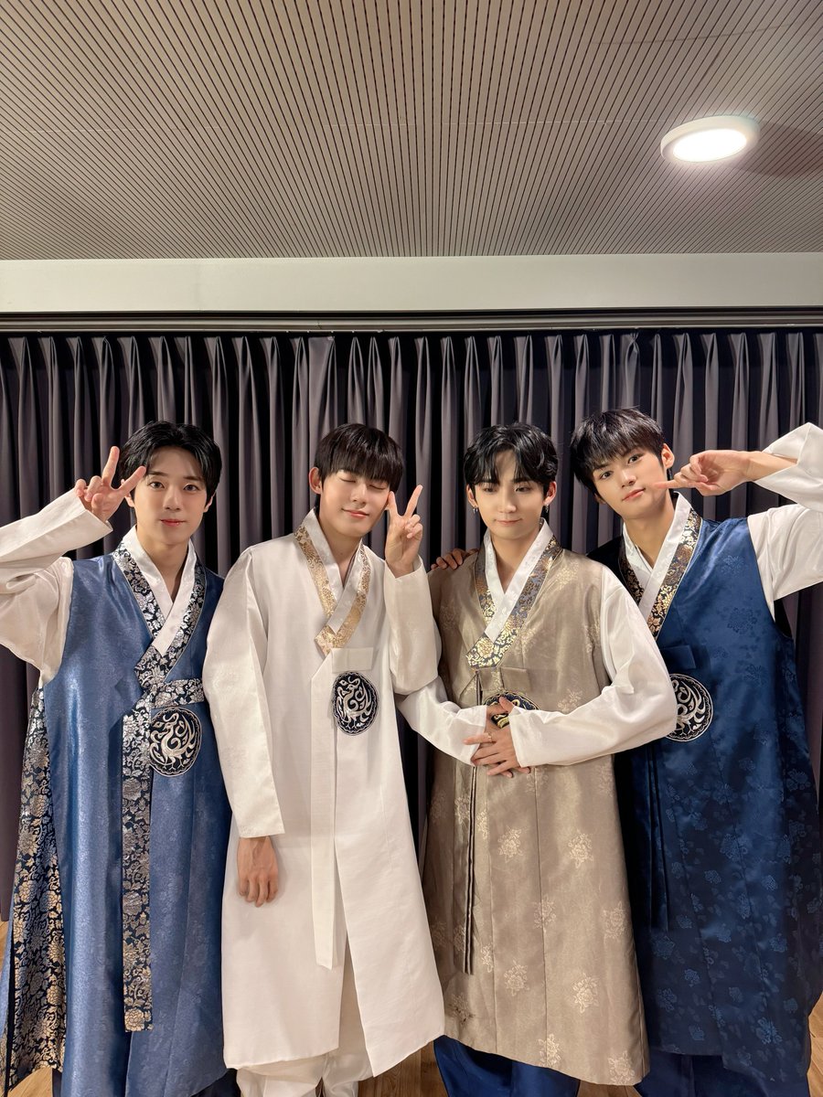 BXB_wolfburn's tweet photo. 240922 VIDEO CALL &amp; OFF-LINE FANSIGN EVENT 🪭🥰

#BXB #비엑스비 https://t.co/gsG1iMMeH5