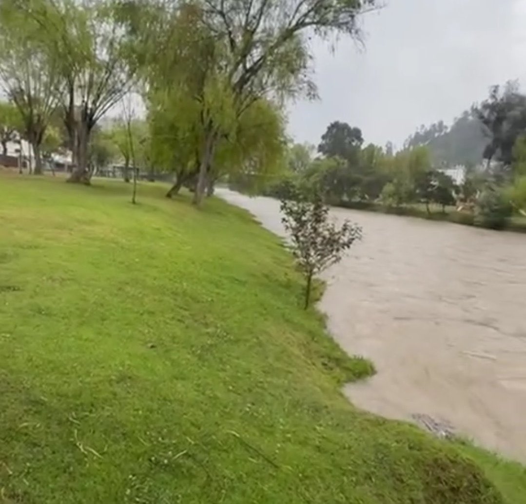 GaloLaraY's tweet photo. Qué alegría el río Gualaceo está creciendo.
En camino Chao Apagoneslll https://t.co/uiN7hr26Ej