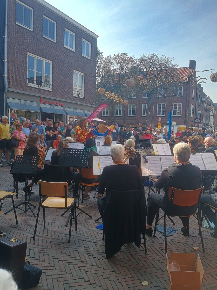 ktvm_tiel's tweet photo. Groot feest bij het eerste buiten optreden van ons Nieuw Talent Orkest, gestart in januari met muziekmaken en nu een optreden in het corso weekend 🍍🍒🍎🎶☀️

#fruitcorso #corsoconcert #tiel https://t.co/MCQDVdhDYl