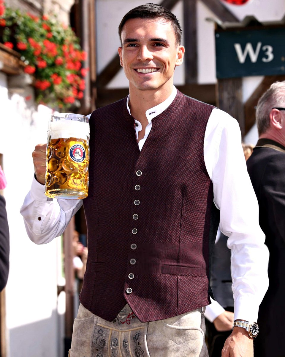 B24PT's tweet photo. A primeira vez de Palhinha na Oktoberfest 🍺 https://t.co/884ZVBbROl