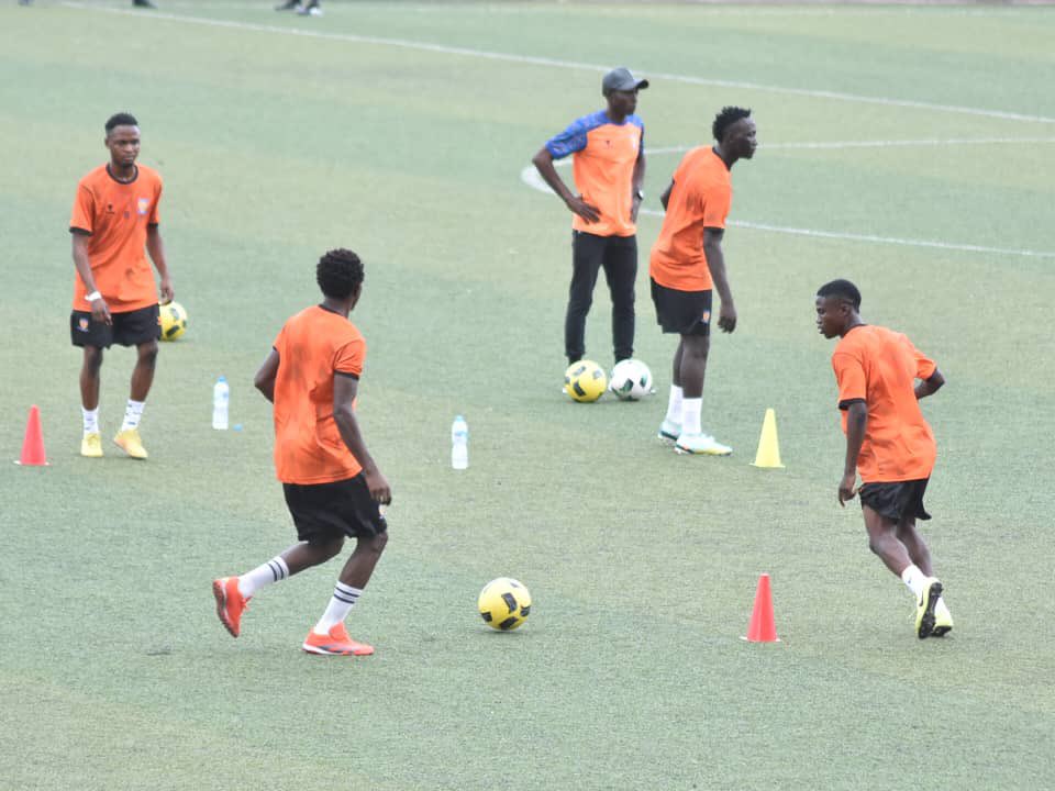 ssstarsupdates's tweet photo. Warm up done 🤗
Kick off next ~~
🟠⚪️🔵✨
#SUNABI // #NPFL25 //MD3️⃣
#Owenawhales
#SunshineStarsUpdates https://t.co/1KpGAB7G9O