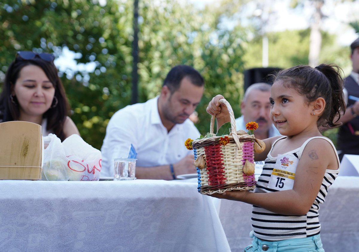 okurogluhayati's tweet photo. Tire İncir ve Ceviz Festivali'nde incirli tatlılar, en iyi kuru incir, en iyi yaş incir yarışmalarında Türkiye'nin en lezzetli incirlerini tattık. Harika bir yarışma oldu. Tüm katılımcılara, juri üyelerine ve emeği geçen herkese sonsuz teşekkürler. https://t.co/j1cVjAbt7g