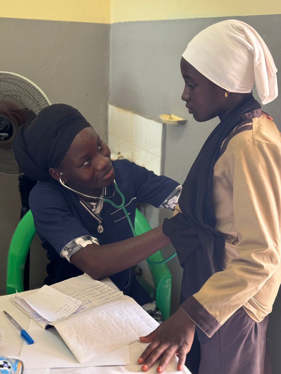 fondationsakhir's tweet photo. Nous avons réalisé 121 consultations, dont 103 en pédiatrie et médecine générale et 18 en soins dentaires 🩺🦷.
Chaque daara a reçu un lot de médicaments antiparasitaires, des antalgiques et antipyrétiques, ainsi que des moustiquaires pour protéger leur santé.
#Communauté https://t.co/EQB31qvFIS