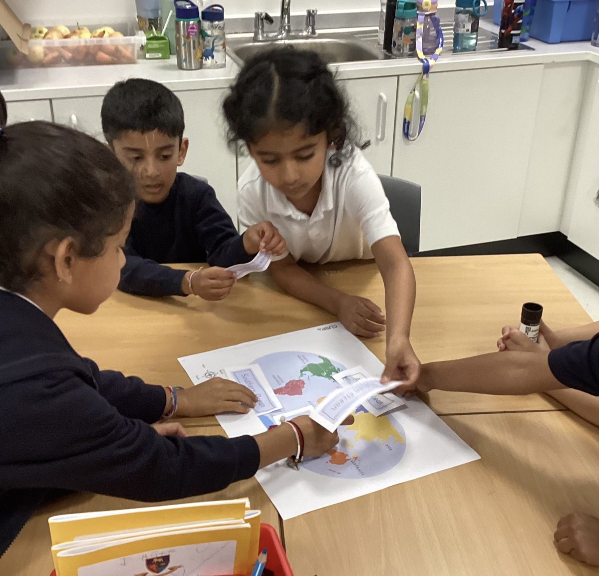 AFSPrimary's tweet photo. Year 1 have started learning about the continents and oceans in geography 🌎 they have used their knowledge to locate where they are located on the world map. Can you name all the 7 continents and the 5 oceans? 🗺️🌊 #afsprimary #avanti #avantifieldsschool #avantiway https://t.co/5Fk5H9u6po