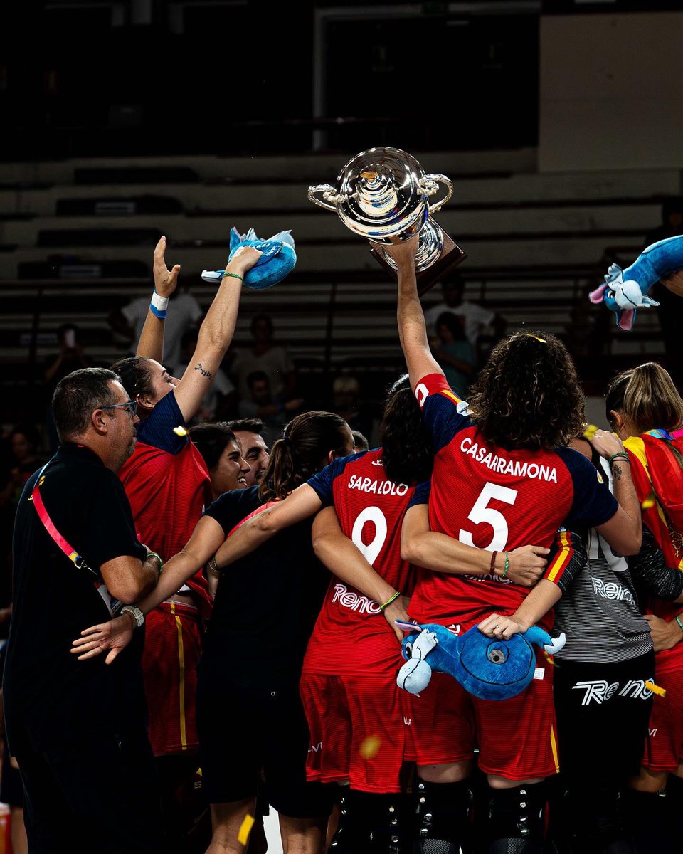 EsportsRAC1's tweet image. #Superesports | 📞 Parlem amb @manccinisergi Seleccionador Espanyol d&apos;Hoquei Patins Femení.

🏆L&apos;equip es va proclamar campiones del món imposant-se per 2 - 0 contra Portugal, aconseguint el vuitè títol mundial.

▶️rac1.cat/directe