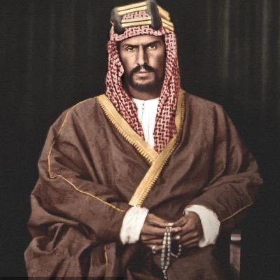 أنا معزي صفوة عيال وايل 
نسل الرجال اللي كثيفٍ فخرها 
إن قالها الله يعتدل كل مايل 
وبدّ الليالي السود يظهر قمرها