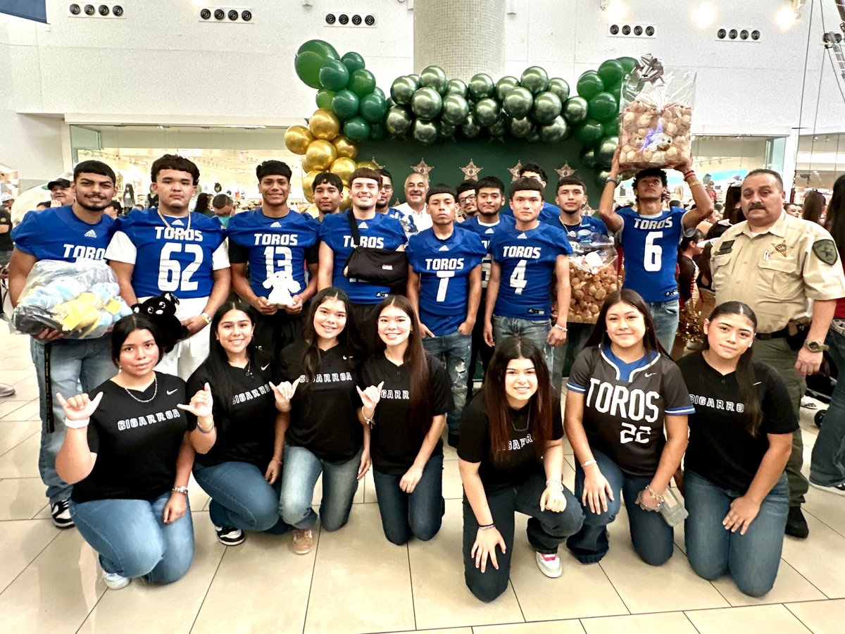 CHSToroSoftball's tweet photo. The kick-off for Webb County Sheriff’s Office Share-A-Bear event was a success! #domesticviolenceawareness 🤙🏽🥎 https://t.co/h2WIScEHdS