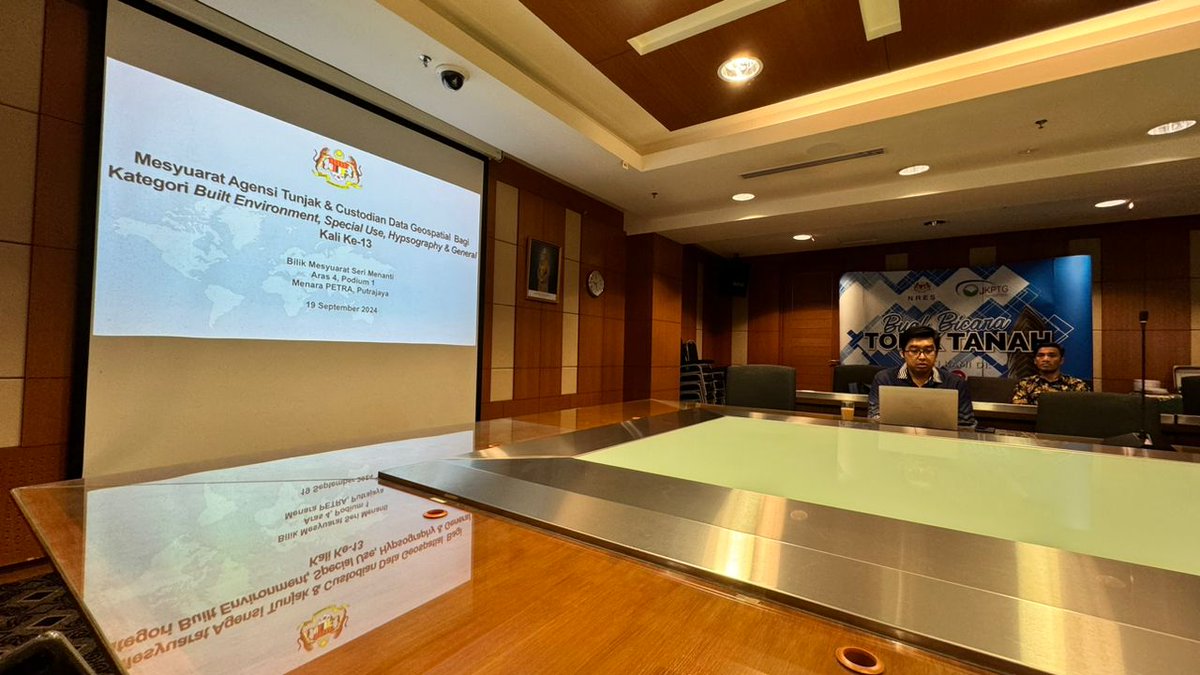 ubimjkr's tweet photo. Program: MESYUARAT AGENSI TUNJAK DAN CUSTODIAN DATA GEOSPATIAL
Tarikh : 19 Sept 2024
Tempat : JKPTG, Putrajaya
Kehadiran : JUPEM, PGN, Wakil Custodian, UBIM JKR
Pengerusi: Pengarah Ukur Bahagian (Pangkalan Data Geospatial Negara)
#ubimjkr #bimgis #geobim
@JKRCPAB @IPJKR_Official https://t.co/qbdwLYXHBg