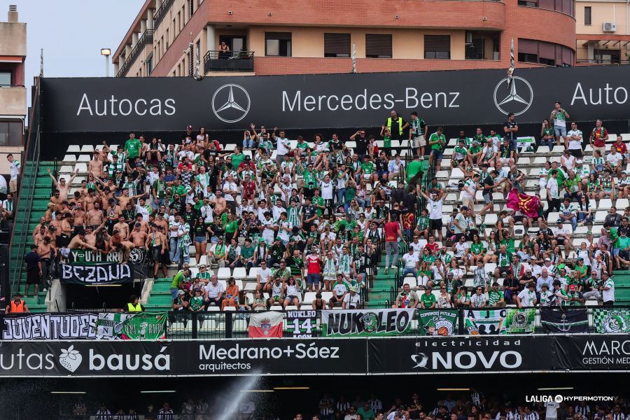 GradaBpro's tweet photo. A 670 km de casa, no está solo el @realracingclub en Castalia.

Por cierto, tremendo ambientazo el que hay esta tarde en la casa del @CDCastellon [no es novedad por otro lado]. https://t.co/mgsWml4CPC
