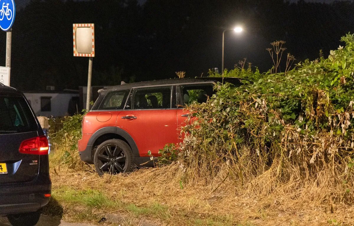 Joyride op Bennebroekerdijk eindigt in de bosjes dlvr.it/TDXycw