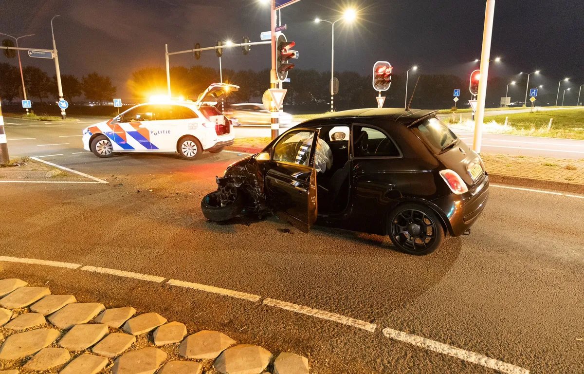Auto uit de bocht op Spoorlaan in Hoofddorp dlvr.it/TDXyfb