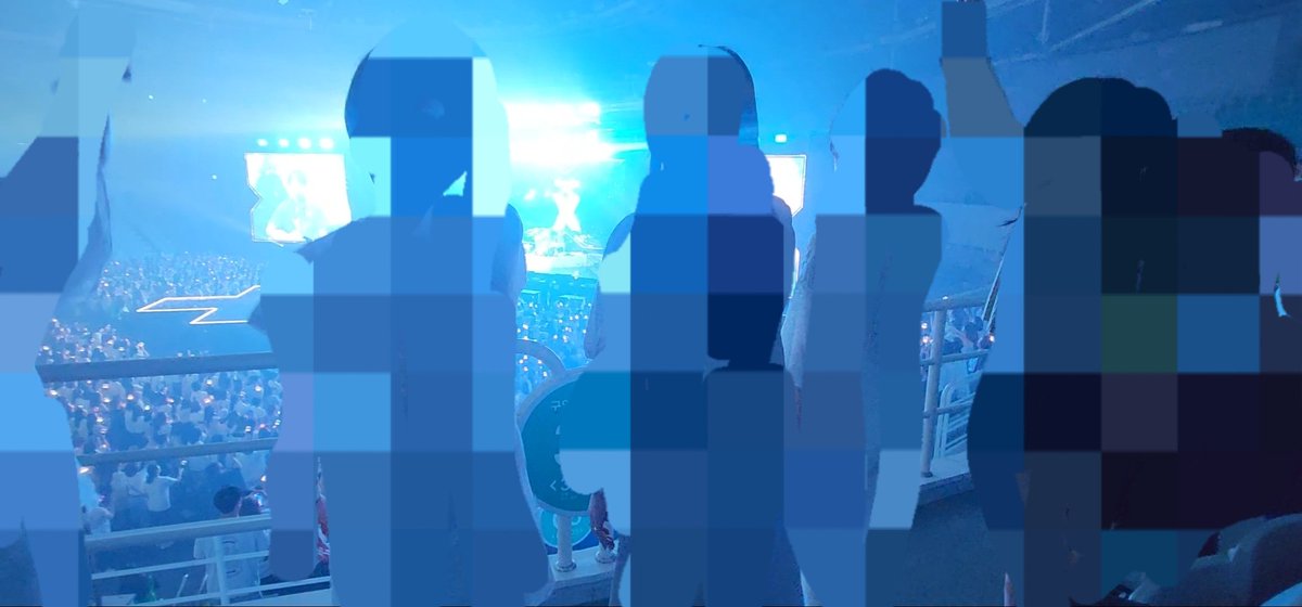 아티스트가 서서보라는 말도 없었는데 끝날때까지 내내 저러고 뛰어노는건 무슨매너에요?ㅠㅠ 진짜 하나도 안보이고 진행요원은 제지도 안하고 서서봐도된다 ㅇㅈㄹ 내가 스탠딩을 잡은건지 좌석을 잡은건지;; 뛰어놀고 싶으면 뒷사람 시야가리지말고 스탠딩을 쳐가세요 제발ㅠㅠ
#씨엔블루