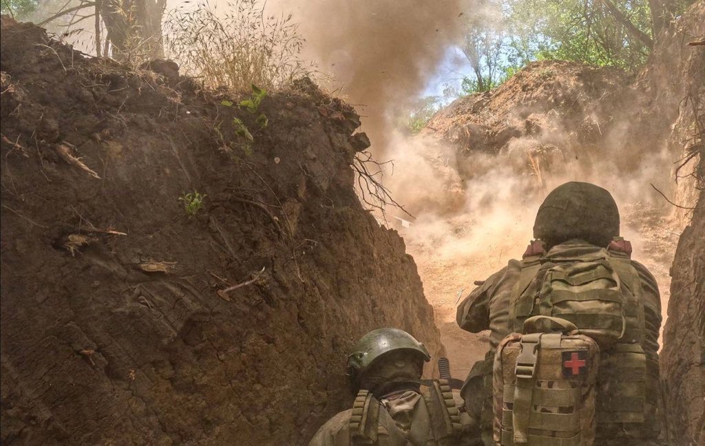 PLuWex's tweet image. Этот парень — пример мужества и героизма! При отражении вражеского контрнаступления он был ранен, но смог спасти нескольких наших штурмовиков. Оказал им медпомощь и вынес в безопасное место, продолжив бой. Когда враг отступил, эвакуировал и передал их медикам

Россия —это я!💪